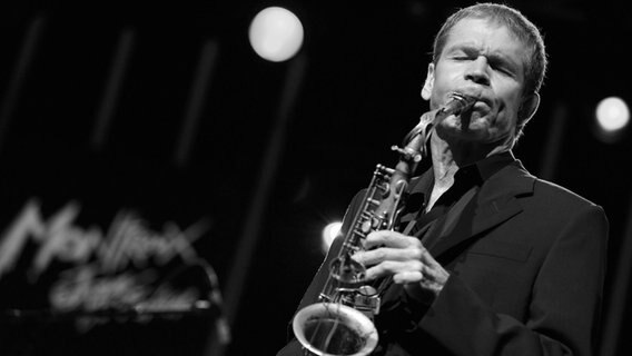 Ein Mann spielt Saxophon mit geschlossenen Augen © picture alliance Foto: Martial Trezzini
