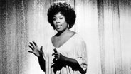 Die Jazz-Sängerin Sarah Vaughan auf der Bühne, undatierte Aufnahme um 1970 © picture alliance / Everett Collection Foto: CSU Archives/Everett Collection