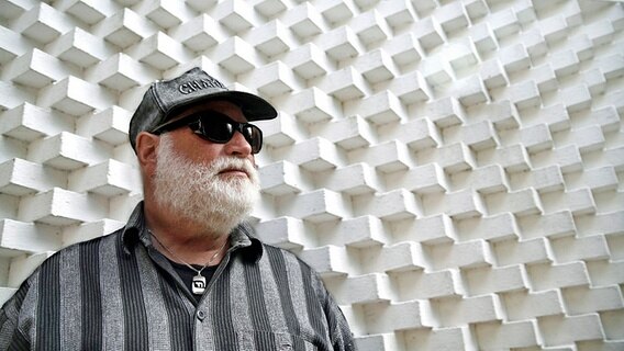 Der Jazz-Musiker Wolfgang Schlüter vor profilierter weiß getünchter Steinmauer. Der Jazz-Musiker Wolfgang Schlüter vor profilierter weiß getünchter Steinmauer. © Steven Haberlandt Foto: Steven Haberlandt