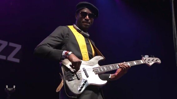 Alune Wade spielt auf einer Bühne des Elbjazz-Festivals. © Screenshot 