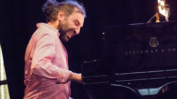 Pianist Stefano Bollani im Konzert mit der NDR Bigband, Evers-Weft in Timmendorfer Strand / Niendorf, Spielstätte der JazzBaltica 2012 (29.06.2012) Pianist Stefano Bollani im Konzert mit der NDR Bigband, Evers-Weft in Timmendorfer Strand / Niendorf, Spielstätte der JazzBaltica 2012 (29.06.2012) © NDR / Peter Prichitko Foto: Peter Prichitko