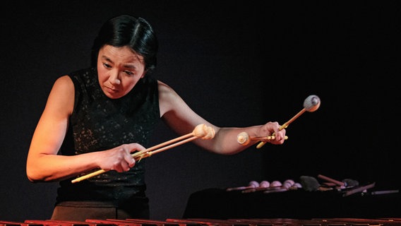 Eine Frau spielt Vibrafon. © Rike McCullogh Foto: Rike McCullogh