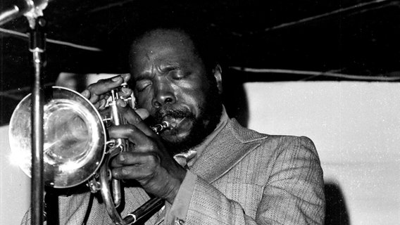 Thad Jones spielt mit geschlossenen Augen Trompete. © Mary Evans / AF Archive Foto: Mary Evans