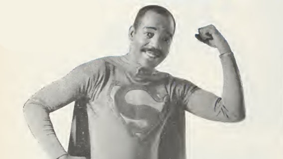 Willie Bobo im Superman-Kostüm. © Verve Records / Public Domain Foto: Fotograf unbekannt / Bildausschnitt wurde verändert.