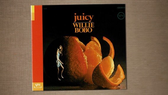 Auf dem Album Cover "Juicy" von Willie Bobo sieht man eine Frau vor einer überdimensionalen, angeschnittenen Orange tanzen. © Verve Records 