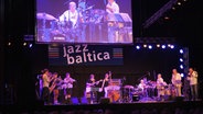 Das JazzBaltica Ensemble 2014 mit Nils Landgren (ganz rechts) auf der Bühne in der großen Halle der Evers-Werft. © NDR.de Foto: Mechthild Mäsker