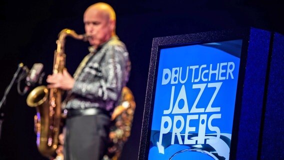 Gebhard Ullmann am Saxofon bei der Verleihung des Deutschen Jazzpreises in Bremen 2022 ©  Sina Schuldt/dpa +++ dpa-Bildfunk Foto:  Sina Schuldt