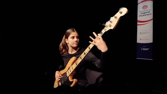 Bundeswettbewerb "Jugend musiziert" 2024 - Romy Luba Resatsch am Bass © Oliver Borchert 