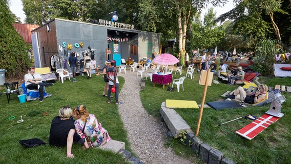 Menschen sitzen verteilt auf dem Kampnagel-Gelände © picture alliance/dpa | Georg Wendt 