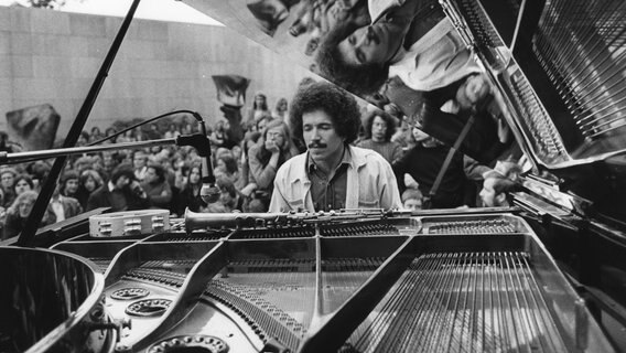 Keith Jarrett beim "Jazz in the Garden" in Berlin 1972. © picture-alliance / akg-images / Binder | Binder 