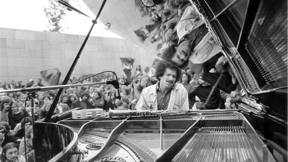 Keith Jarrett beim "Jazz in the Garden" in Berlin 1972. © picture-alliance / akg-images / Binder | Binder Foto: Binder