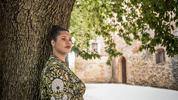 Die britische Komponistin Hannah Kendall neben einem Baum © Civitella Foto: Civitella