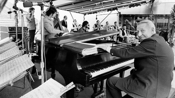 Der Pianist und Bandleader Stan Kenton am 26. Dezember 1973 auf einem Konzert in Chicago. © picture alliance / AP Images Foto: unbekannt