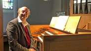 Alexander Kuhlo in der Orgel © NDR.de Foto: Miriam Stolzenwald