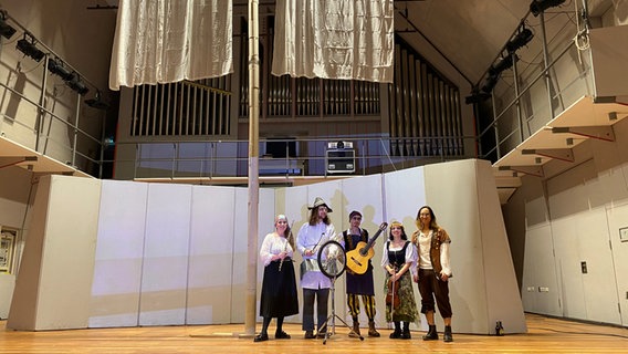 Fünf als Piratinnen und Piraten verkleidete Personen auf einer Bühne © NDR.de/ Linda Ebener Foto: Linda Ebener