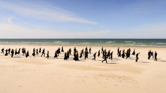 Das Sea Baltic Orchestra am Strand von Usedom © Peter Adamik Foto: Peter Adamik