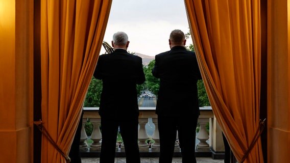 Bläser stehen auf dem Balkon des Bayreuther Festspielhauses © picture alliance/dpa | Daniel Löb Foto: Daniel Löb