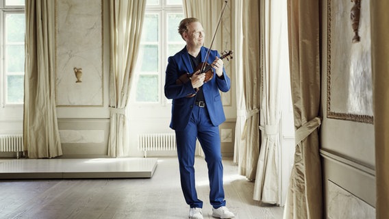 Daniel Hope mit Geige SHMF © Maxim Schulz 