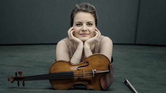 Die Geigerin Veronika Eberle im Porträt mit ihrem Instrument. © Askonas Holt 