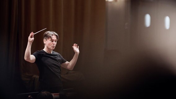 Esa-Pekka Salonen dirigiert © NDR/Fidelio ARtists Foto: Fidelio ARtists