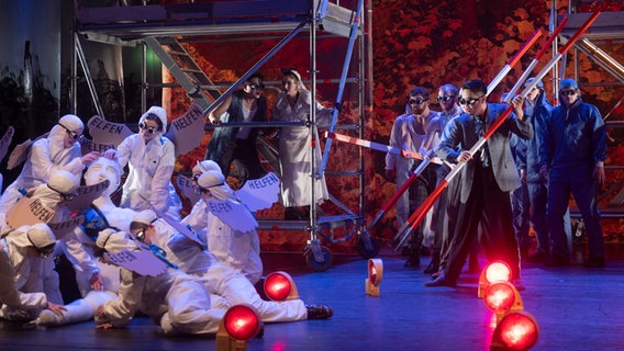 Szene aus "Falstaff" an der Hochschule für Musik, Theater und Medien Hannover © HMTMH/Nico Herzog Foto: Nico Herzog