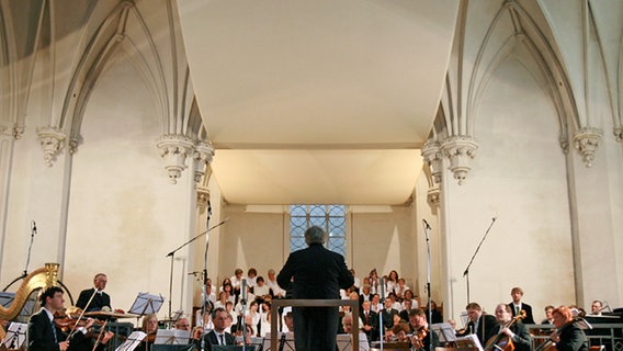 Das Orchester der Greifswalder Bachwoche auf der Bühne im Dom. © Greifswalder Bachwoche / Rainer Neumann Foto: Rainer Neumann