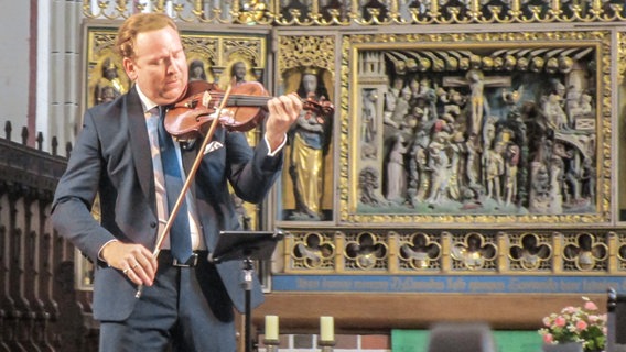 Der deutsch-britische Geiger Daniel Hope während eines Konzertes im Schweriner Dom © NDR Foto: Axel Seitz