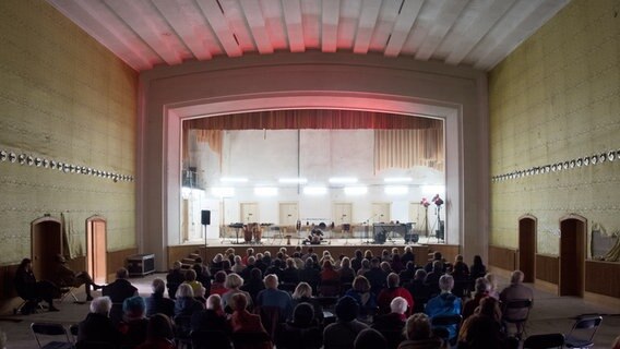 Großer Saal des Stubnitz-Lichtspielhauses in Sassnitz mit Publikum © NDR.de/ Christiane Irrgang 