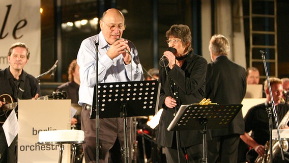 Manfred Krug und Uschi Brüning beim Konzert in der Rostocker Straßenbahnwerkstatt am 16. August 2008 © NDR Online Foto: Beatrix Hasse