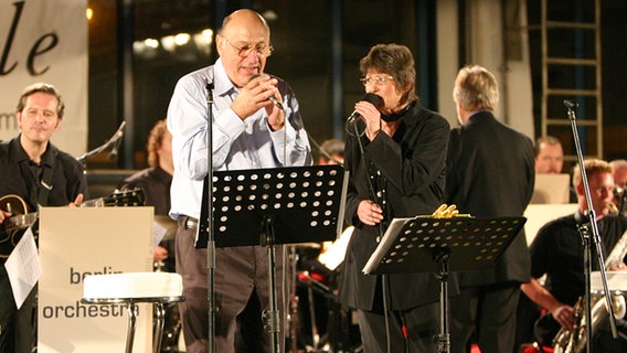 Manfred Krug und Uschi Brüning beim Konzert in der Rostocker Straßenbahnwerkstatt am 16. August 2008 © NDR Online Foto: Beatrix Hasse