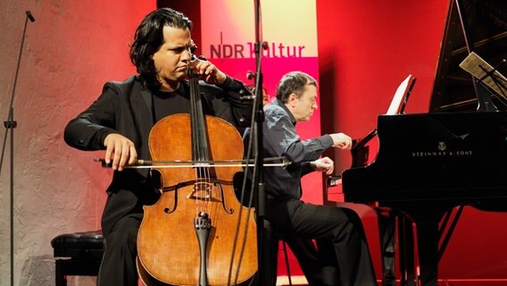 Der Cellist Claudio Bohórquez bei seinem Auftritt  Foto: Andreas Kluge