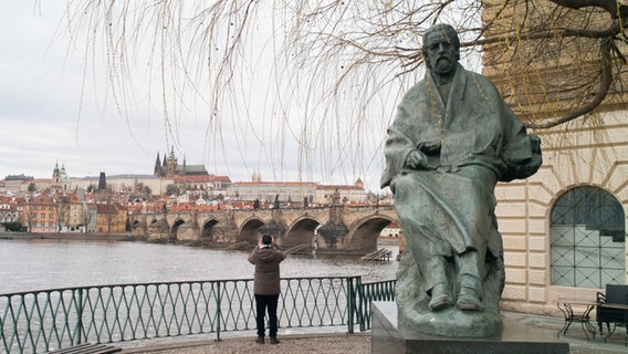 Smetana-Statue am Ufer der Moldau in Prag © picture alliance/dpa/- | Michael Heitmann Foto: Michael Heitmann