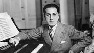 George Gershwin sitzt am Klavier © picture alliance / ASSOCIATED PRESS | 