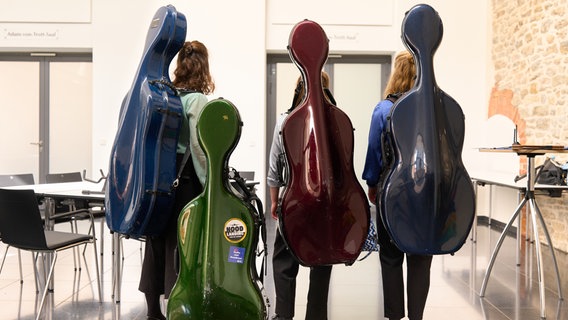 Cellistinnen mit Cellocase bei der göttingen händel competition 2022 © göttingen händel competition/Frank Stefan Kimmel Foto: Frank Stefan Kimmel