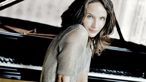 Die Pianistin Hélène Grimaud Die Pianistin Hélène Grimaud © Mat Hennek / Deutsche Grammophon Foto: Mat Hennek