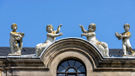 Detail des Gebäudes der Galerie Herrenhausen auf dem Dach © picture alliance / imageBROKER | Stanislav Belicka Foto: Stanislav Belicka