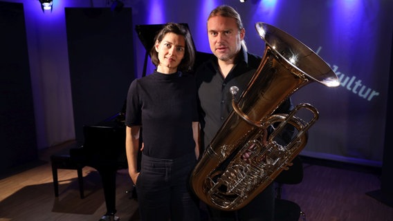 Eine Frau steht neben einem Mann. Der Mann hält eine Tuba in der Hand. © Ekaterina Shurygina / NDR Foto: Ekaterina Shurygina / NDR