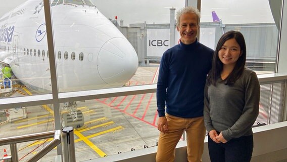 Jan Hendrik Rübel und Airi Suzuki am Flughafen Frankfurt. © NDR Foto: Friederike Westerhaus