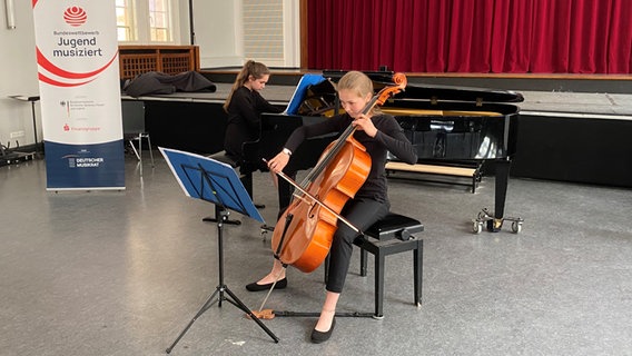 Eine Cellistin und eine Pianistin musizieren © NDR.de/ Linda Ebener 