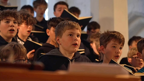 Knabenchor singt in einer Kirche © NDR.de 