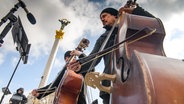 Bassisten des Kiew Symphonie Orchesters spielen auf einem Platz © picture alliance / NurPhoto | Maxym Marusenko Foto: Maxym Marusenko