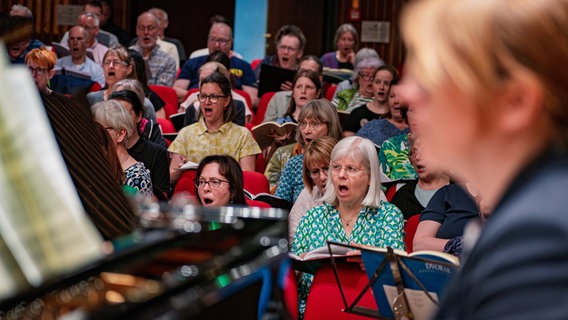 Menschen in einer Chorprobe © NDR Foto: Peer Bothmer