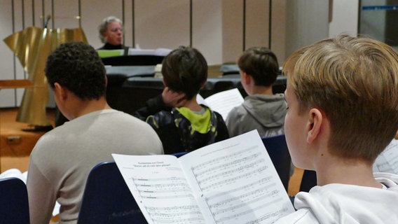 Jungen des Knabenchor Hannovers bei einer Probe in der Heilig-Geist-Kirche in Vahrenwald © NDR.de Foto: Agnes Bührig