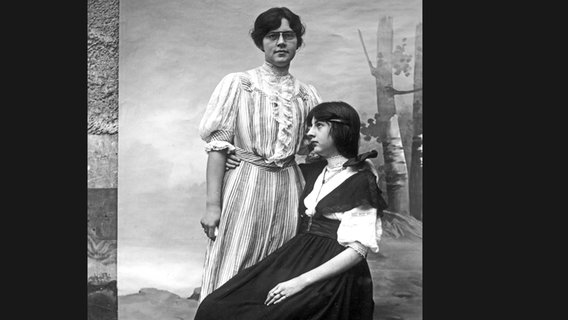Die Musikerin Nadia Boulanger mit der französischen Komponistin Lili Boulanger (1893-1918) - undatiertes Archivfoto © picture alliance / Doppio/ Doppio/Leemage 