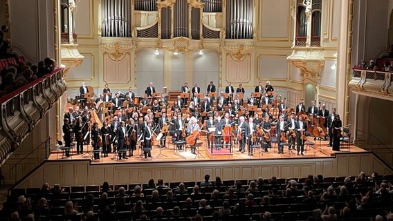 Die Symphoniker Hamburg stehen auf der Bühne der Laeiszhalle und nehmen den Schlussapplaus des Publikums entgegen. © Symphoniker Hamburg 