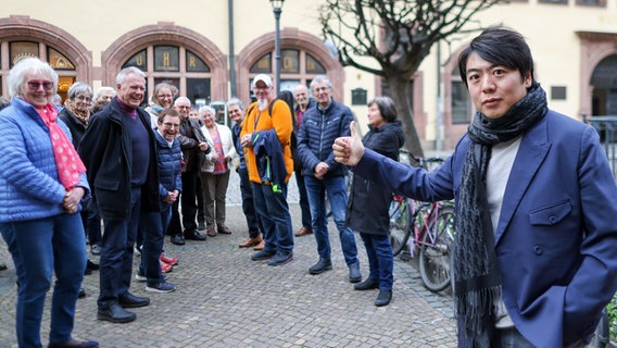 Der chinesische Pianist Lang Lang wird von Fans in der Leipziger Innenstadt © picture alliance/dpa | Jan Woitas Foto: Jan Woitas