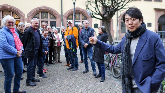 Der chinesische Pianist Lang Lang wird von Fans in der Leipziger Innenstadt © picture alliance/dpa | Jan Woitas Foto: Jan Woitas