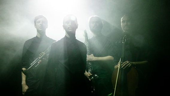 Vier Musiker stehen mit Instrumenten im Nebel und Gegenlicht. Vier Musiker stehen mit Instrumenten im Nebel und Gegenlicht. © Horizonte Festival Göttinger Symphonie Orchester Foto: Lukas von Loeper