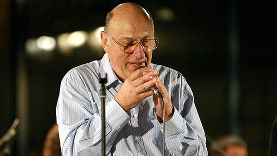 Manfred Krug beim Konzert am 16. August 2008 in Rostock © NDR Online Foto: Beatrix Hasse