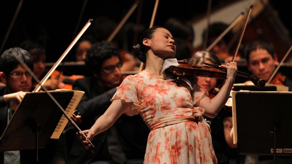 Midori spielt Geige auf der Bühne © picture alliance / dpa | Paolo Aguilar Foto: Paolo Aguilar